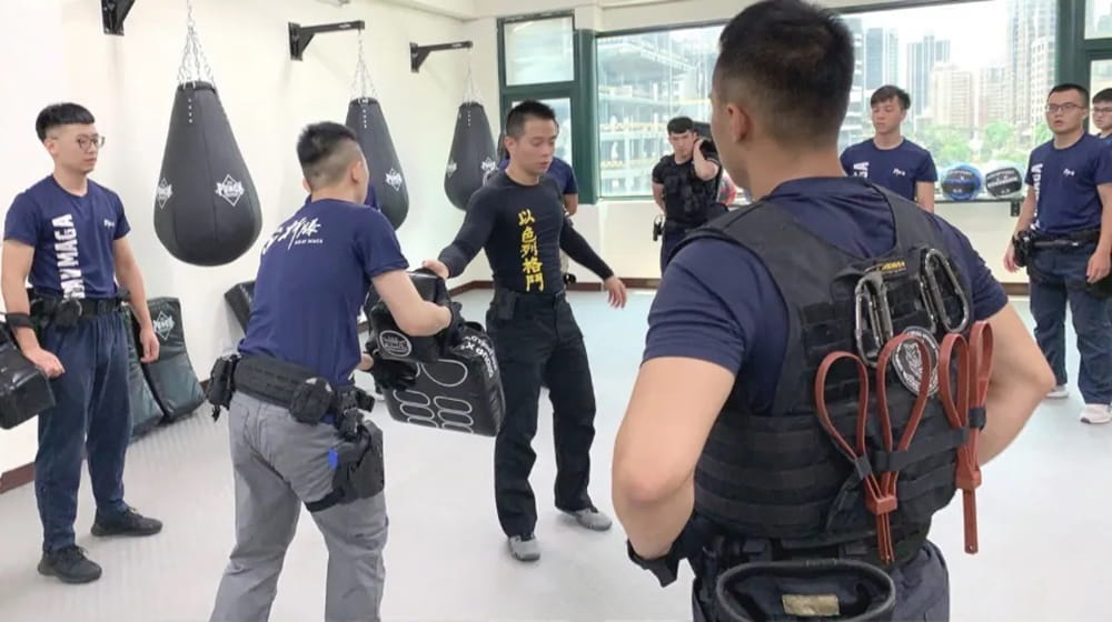 KRAV MAGA 軍警訓練，裝備限制下，動作必須重構